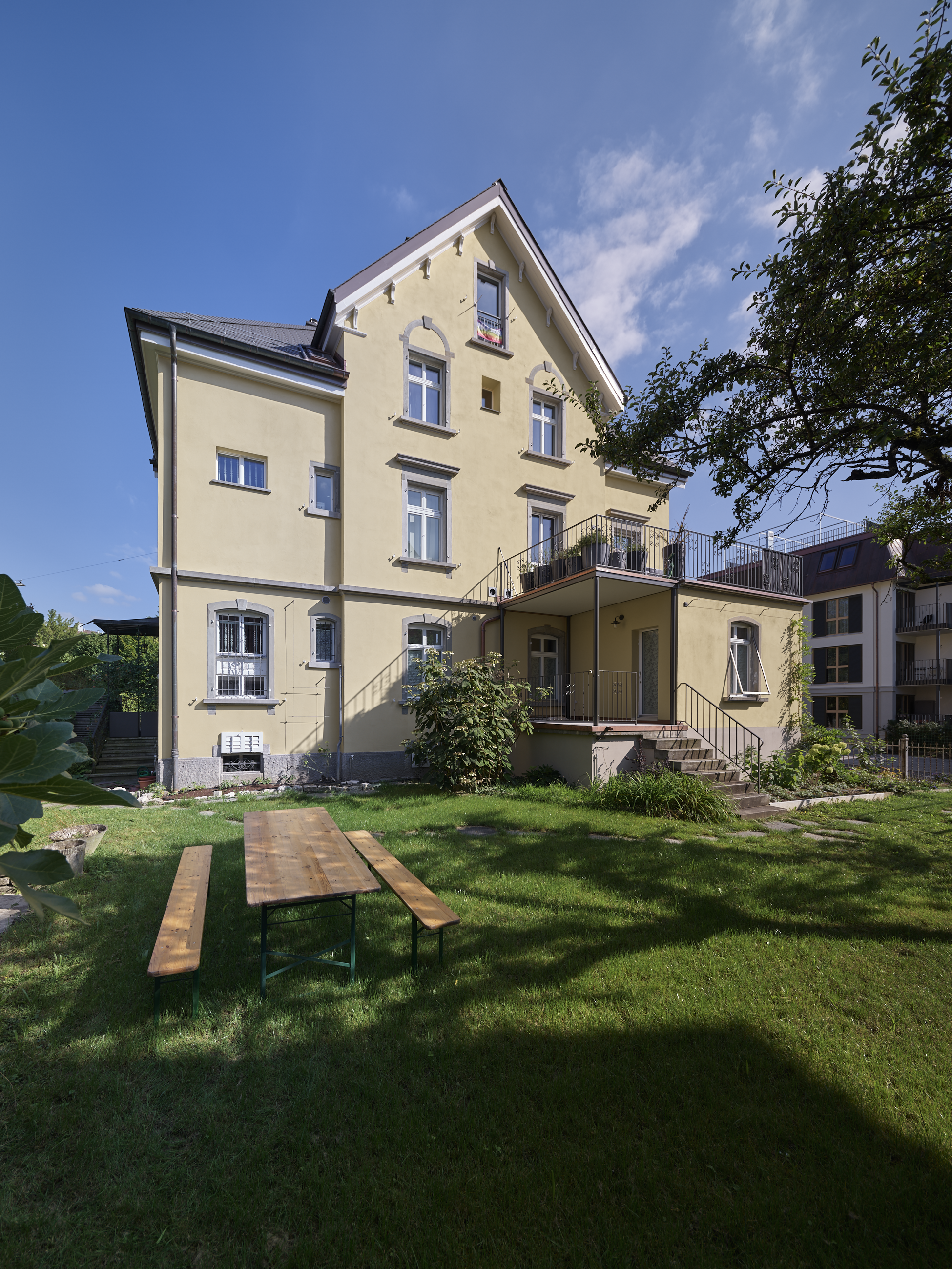 240827_winterthur_neuwiesenstrasse_2987_5mp.tif Rückseite mit Balkonerweiterung und vergrabenem Regenwassertank.